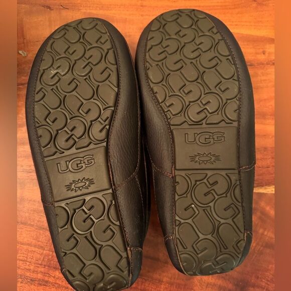 UGG
Men's Ascot Water-Resistant Leather Slippers
Sz 12 - Picture 6 of 7